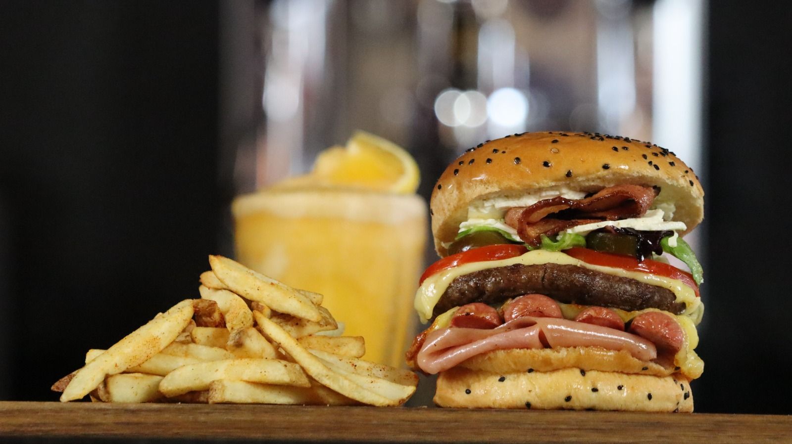 mamut-burger-en-xkafe-en-toluca-en-centro-tolzu-hamburguesa-deliciosa-y-enorme.jpeg